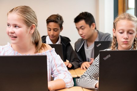 afbeelding: leerlingen werken met de laptop tijdens lessen op het Comenius College. afbeelding: leerlingen werken met de laptop tijdens lessen op het Comenius College.