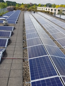 Zonnepanelen op het dak van het Comenius College